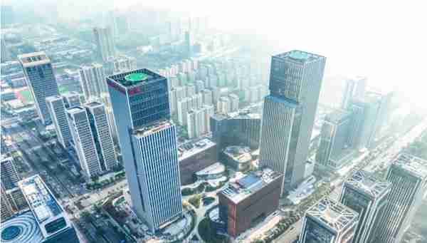 截至目前 历下控股在济南中央商务区及周边累计投资超400亿元 建成商务楼宇34栋