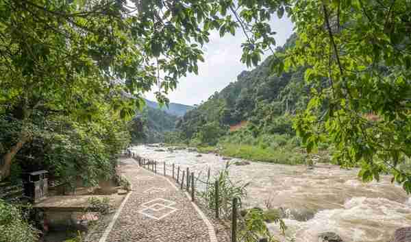 广东有一条宝藏河流，处处都是巨大石头，这里被誉为奇石河