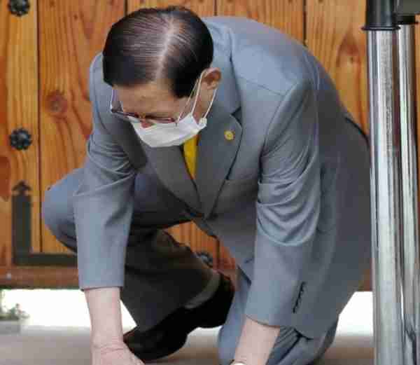 韩国新天地会长李万熙不断抹泪祈求宽恕，下跪磕头向国民道歉