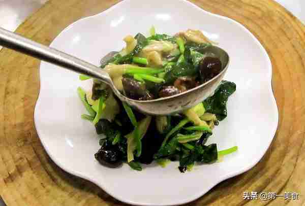大厨教你做平菇木耳烧菠菜，食材简单，清淡爽口又开胃