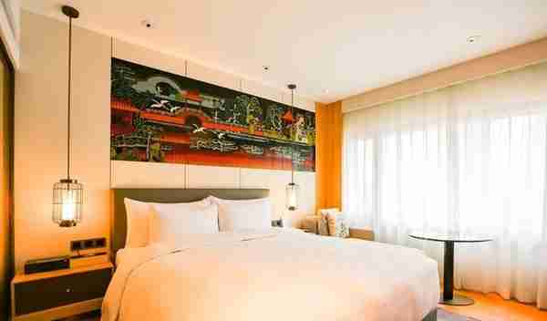 广州有家白金五星酒店，拥有2万平岭南花园，是中秋国庆度假首选