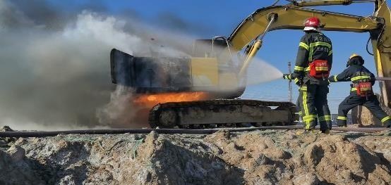 沧州市：挖掘机突然起火  现场浓烟滚滚