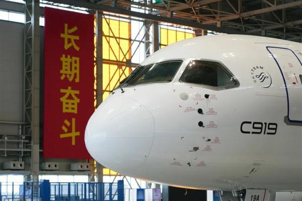 现场直击！航空界最高礼遇“水门”迎接，首架C919正式交付东航