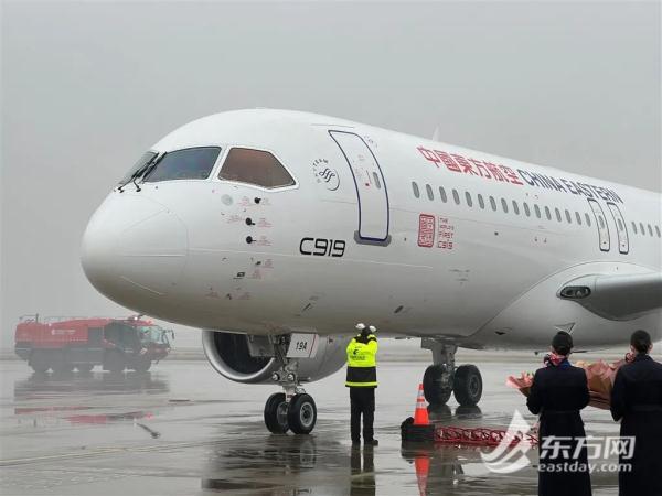 现场直击！航空界最高礼遇“水门”迎接，首架C919正式交付东航