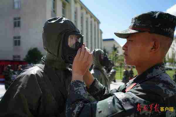 超越自我淬火成钢，多图直击武警新兵训练