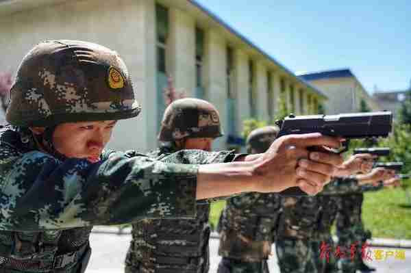 超越自我淬火成钢，多图直击武警新兵训练