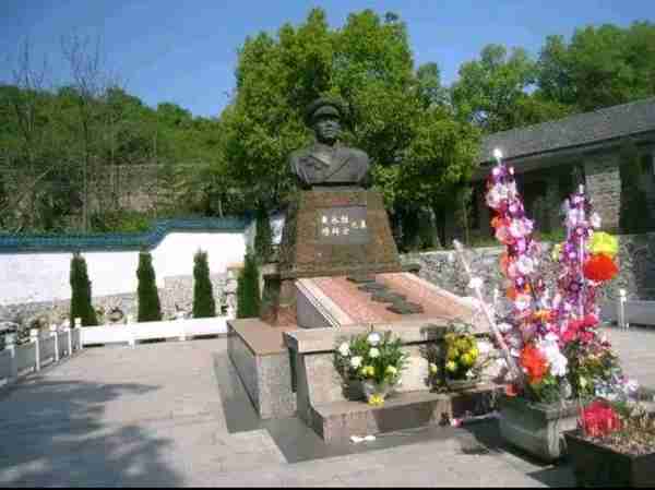 黄永胜死后葬入131工程，子女自费修缮陵墓，家乡人都念他的好