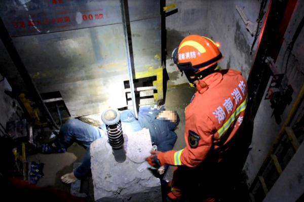 郴州一建筑工人乘坐电梯，失足从二楼掉入负一楼电梯井