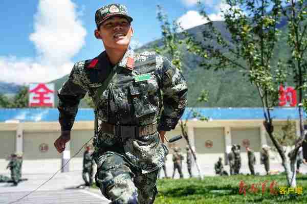 超越自我淬火成钢，多图直击武警新兵训练