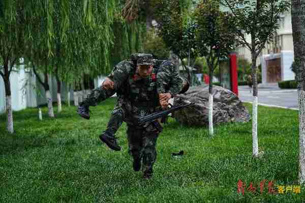 超越自我淬火成钢，多图直击武警新兵训练