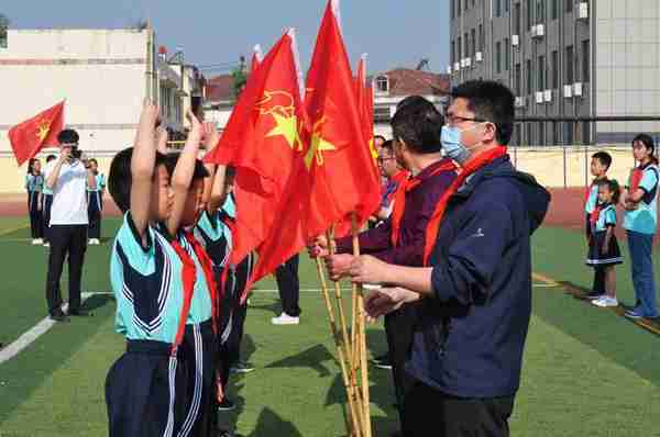 临山小学举行“红领巾心向党 喜迎二十大”主题教育活动暨2022年新队员入队仪式
