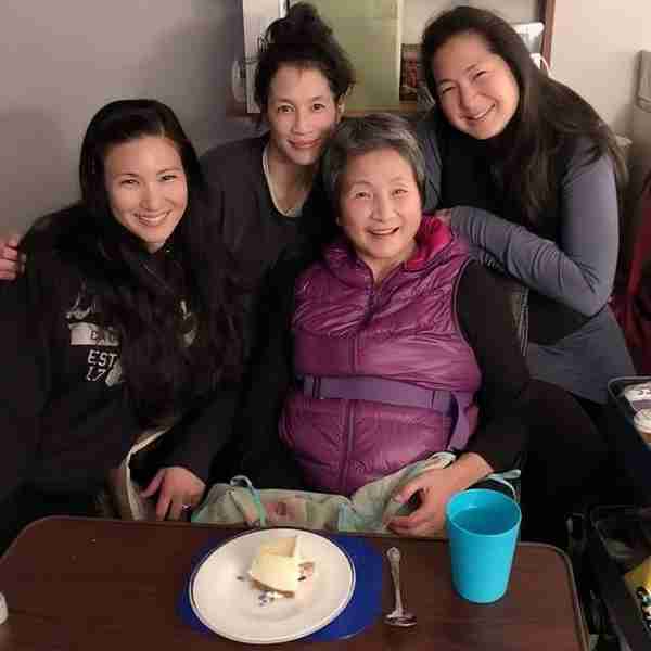 香港著名星二代罕见受访！计划全家移居国外，母亲郑佩佩行动变缓
