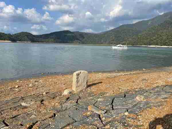 日月潭水位下降约13米，岛内网友又发现一块道光年间墓碑