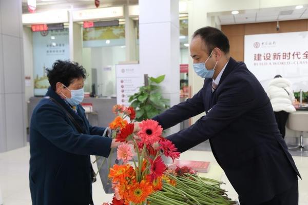 30周年行庆2万多支鲜花赠客户，中行漯河分行背后的助农故事更温暖